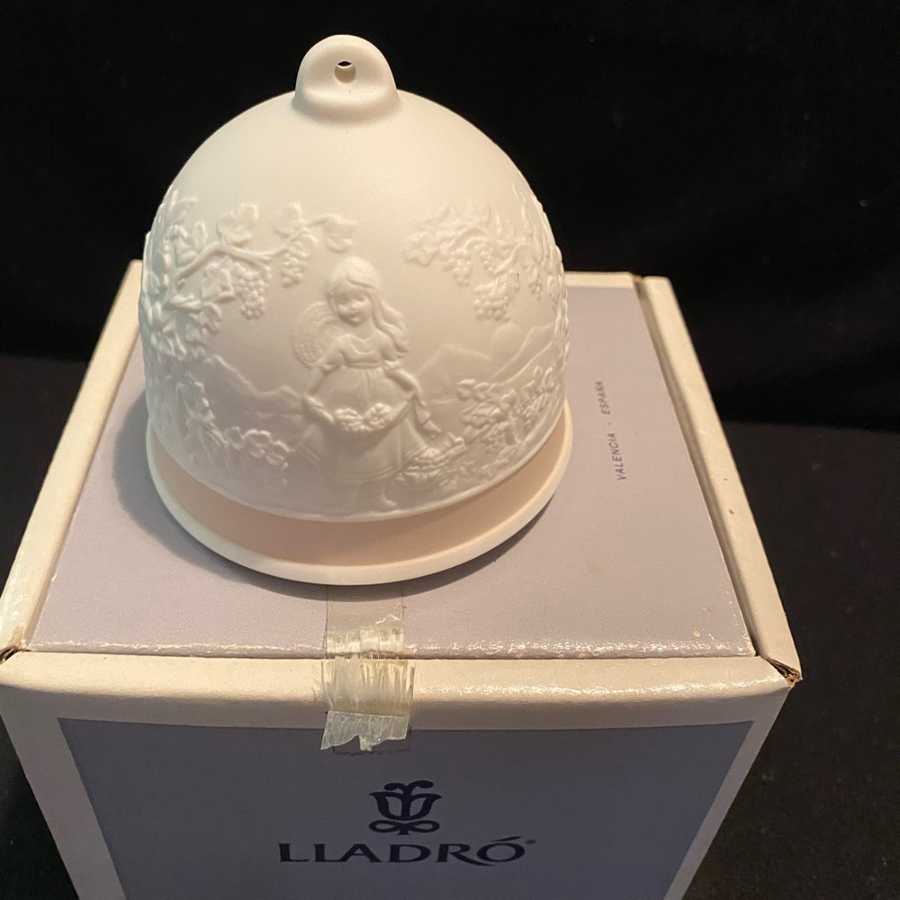 Lladró Collectors Society 1993
17615 Campana Otoño Fall Bell with Ribbon 🎀